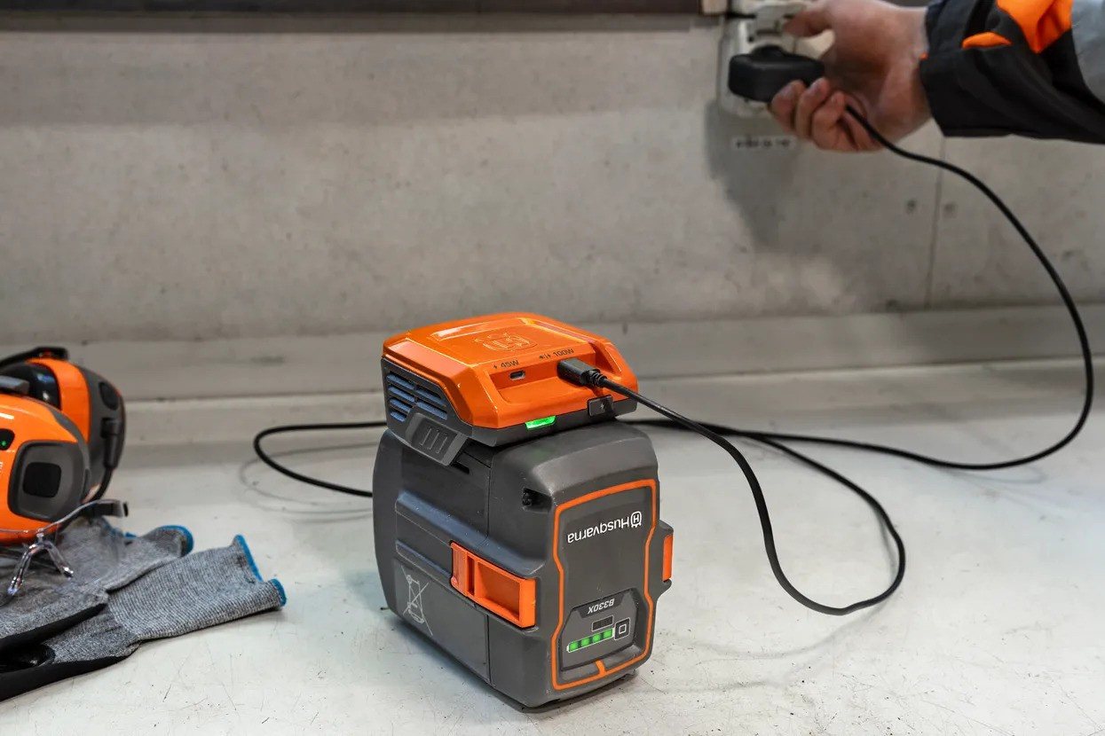 Husqvarna USB150X USB-C adapter