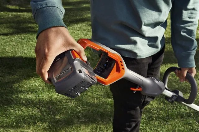 Husqvarna 220iR Batteriröjsåg inkl batteri & laddare