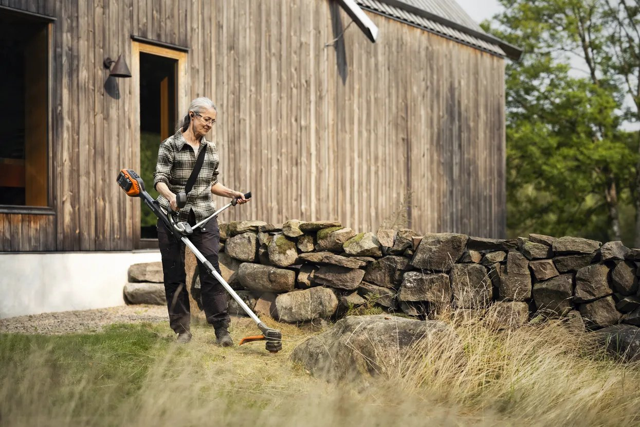 Husqvarna 220iR Batteriröjsåg inkl batteri & laddare