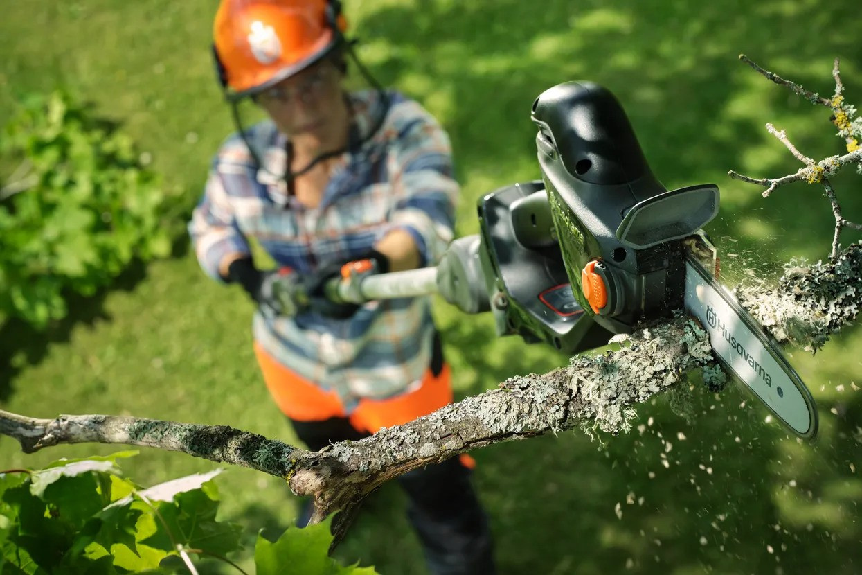 Husqvarna Aspire™ P8X-P4A grensåg + teleskopskaft med batteri och laddare