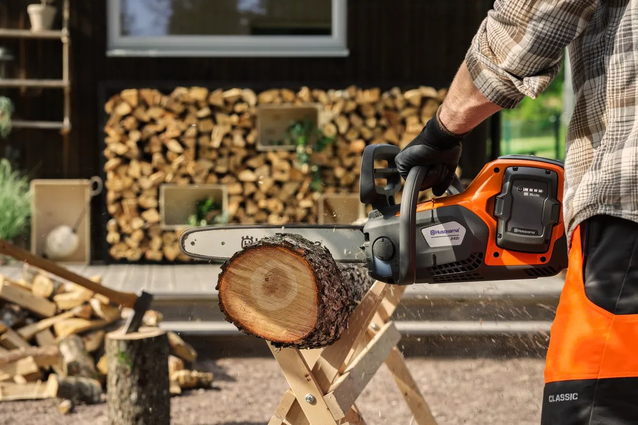 Husqvarna 242i batteridriven motorsåg utan batteri och laddare