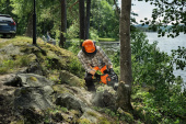 Husqvarna 242i batteridriven motorsåg med batteri och laddare Husqvarna 242i batteridriven motorsåg med batteri och laddare