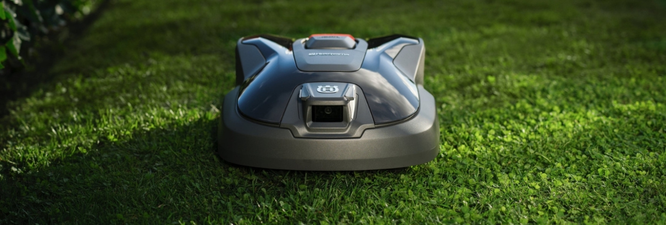Husqvarna Automower i trädgården inför säsongens slut
